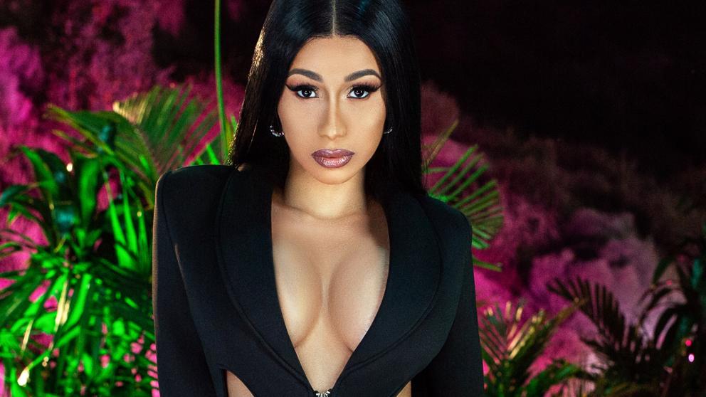 Cardi B presume sus tremendas curvas en esta ardiente foto