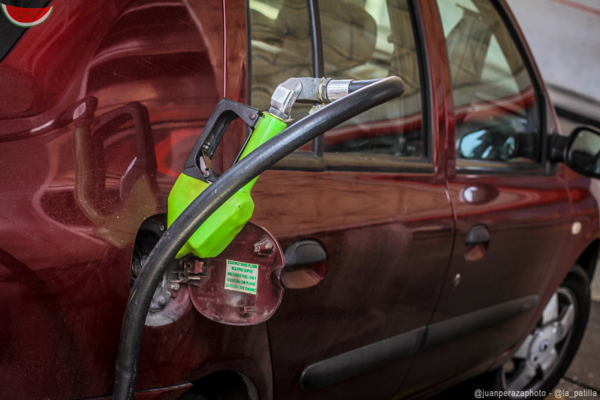 “Hay clavos enterrados en en el piso”, denunciaron en colas de gasolina en Anzoátegui (Video)