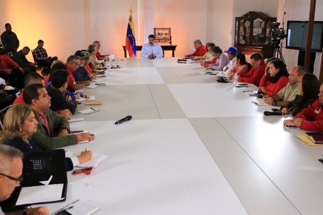 Nicolás Maduro acompañado de la gerencia que integra al Psuv.