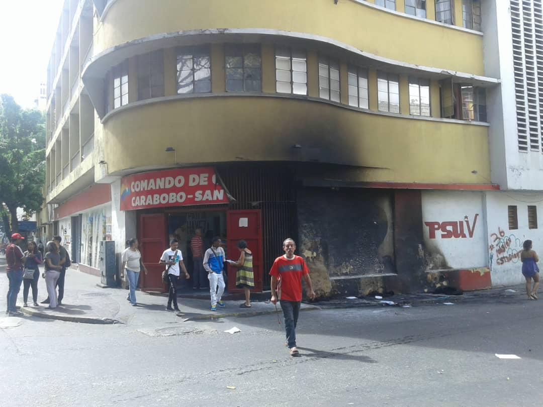 Queman sede del Psuv en la avenida Lecuna de Caracas (Fotos)