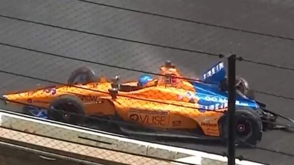 ¡Impactante! Fernando Alonso chocó contra un muro en el segundo día de prácticas de Indy 500 (VIDEO)