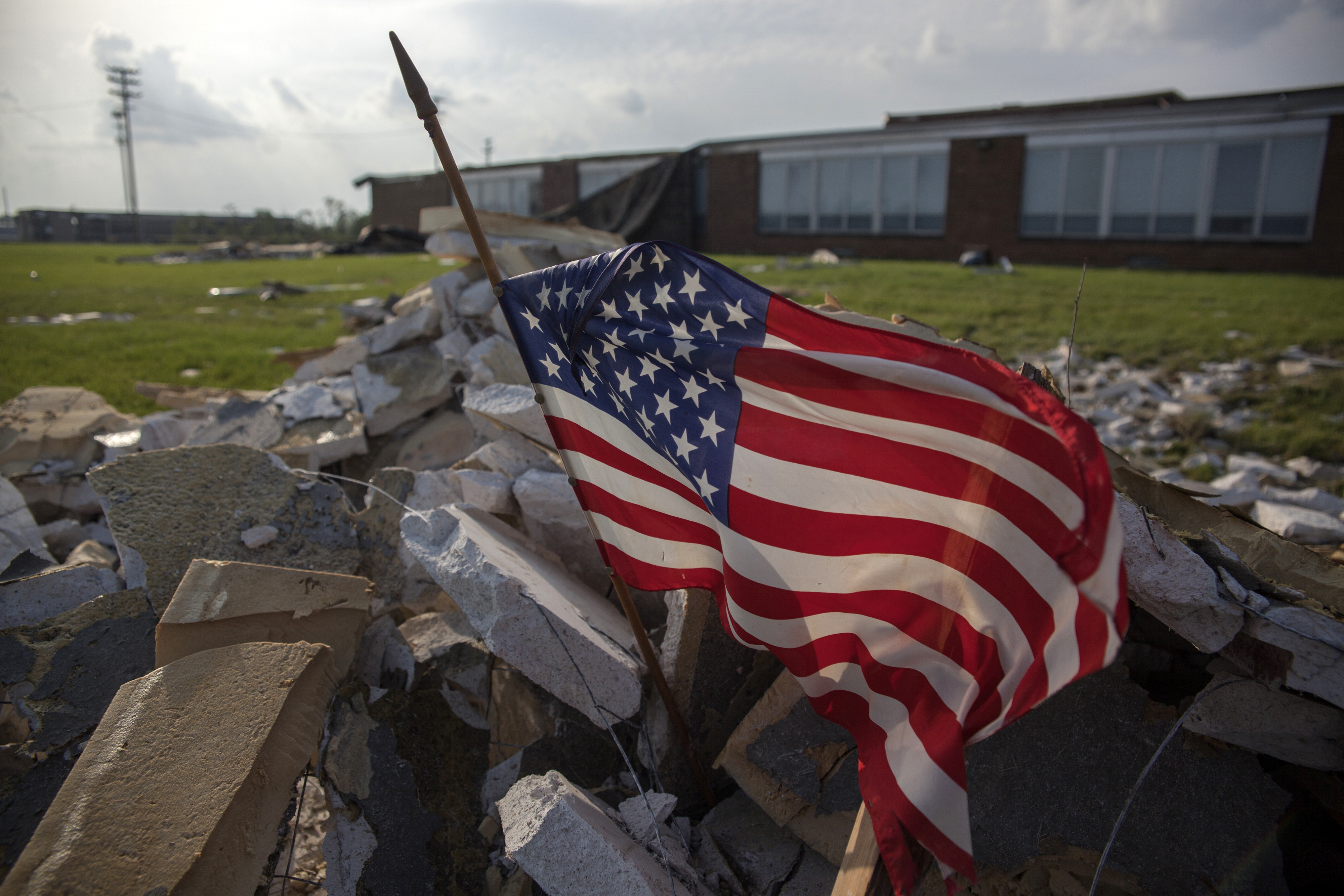 Potentes tornados dejan un muerto, heridos y a millones sin energía en noreste de EEUU (Video)