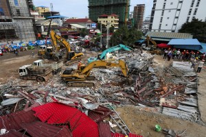 Sube a 18 el balance de muertos por derrumbe de un edificio en Camboya