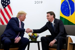 Trump afirma que no está preocupado por funcionario que viajó con Bolsonaro y dio positivo al coronavirus