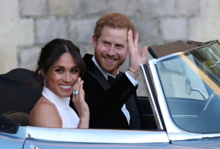 Harry y Meghan, una pareja moderna incómoda con la etiqueta y la presión