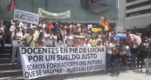 Docentes realizan protesta por violación de sus contratos colectivos frente al Pnud (VIDEO)