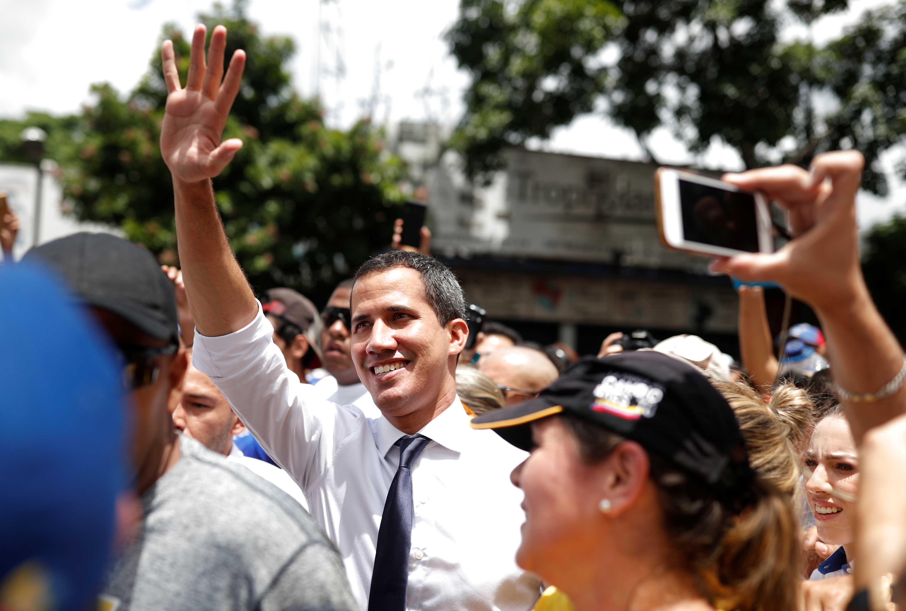 Guaidó honró a la Virgen de Chiquinquirá a 80 años de su coronación