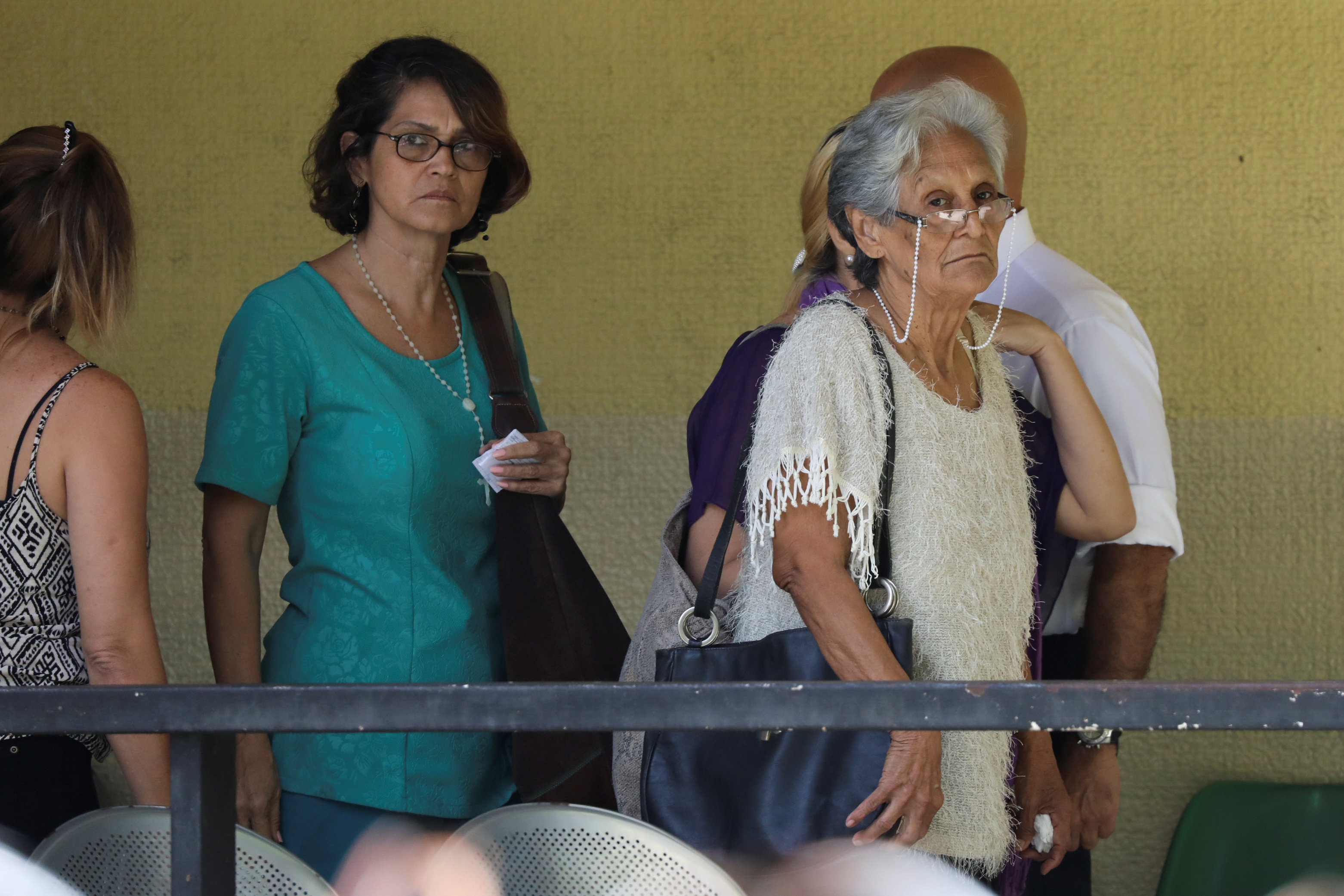 EN FOTOS: Madre del capitán Acosta Arévalo en la morgue de Bello Monte