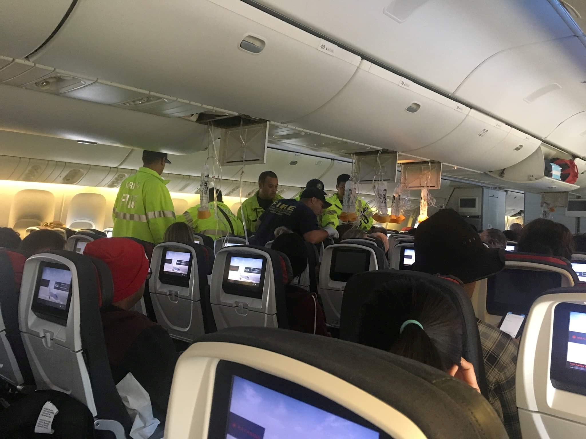 Terror a bordo de un vuelo de Air Canada: Una fuerte turbulencia causó 35 heridos y obligó a un aterrizaje de emergencia