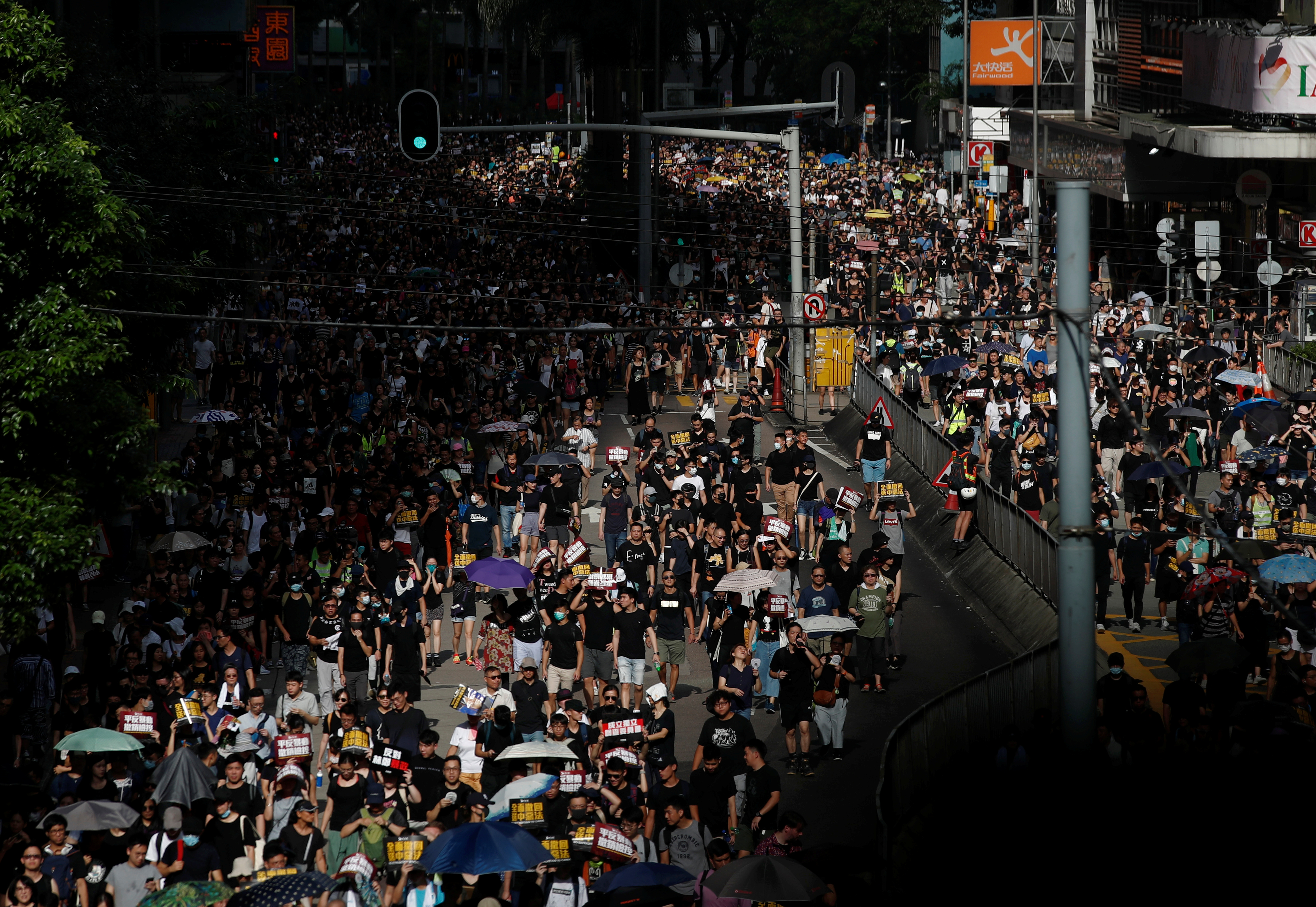 En Hong Kong, miles de personas siguen en las calles por séptima semana consecutiva