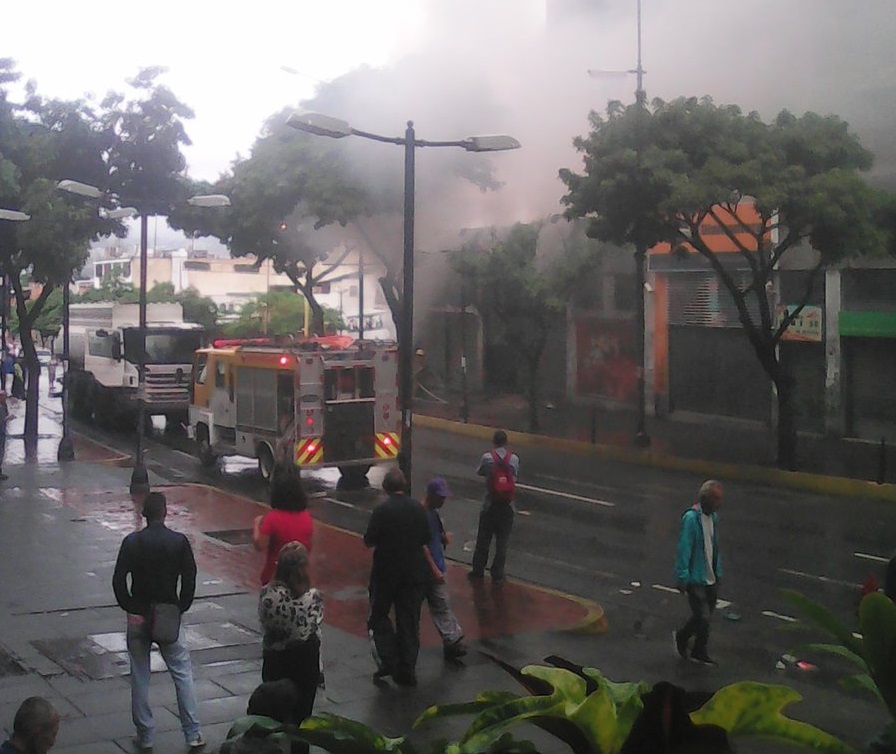 EN VIDEO: Incendio consumió un local comercial en Chacao #6Jul