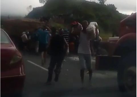 ¡En una cola!… Así fue saqueado un camión de harina en la bajada de Tazón (VIDEO) #23Jul