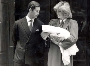 La TRISTE historia tras el nacimiento del príncipe Harry y la “decepción” de Carlos de Inglaterra