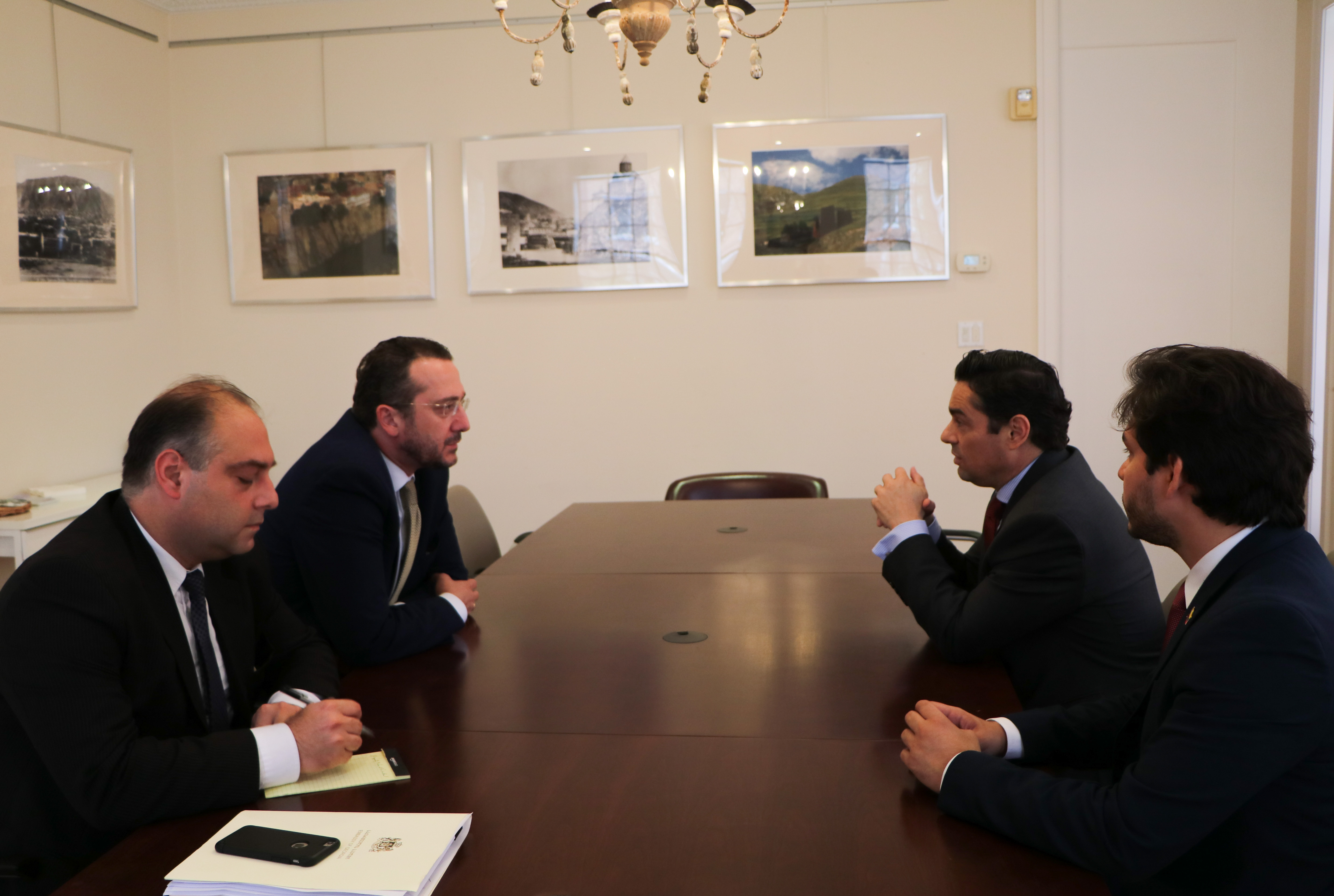 Vecchio discutió con embajadores de Georgia y Polonia para afianzar presión contra Maduro