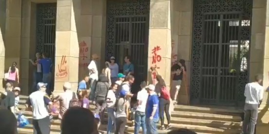 Estudiantes de la ULA limpian fachadas pintadas por seguidores de Maduro