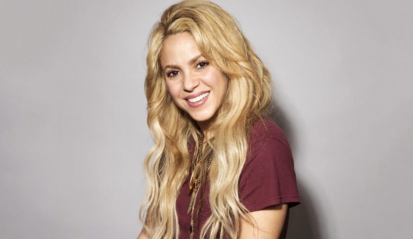 Shakira muestra sus perfectas cuvas en “trikini” (Fotos)