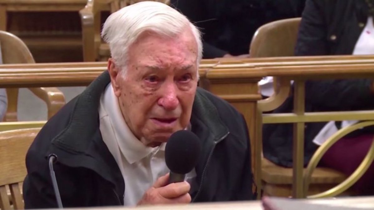 ¡Conmovedor! Un juez perdonó a un hombre de 96 años tras conocer su historia (Video+Lágrimas)