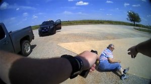 VIDEO VIRAL: Un policía le disparó a una abuelita por negarse a pagar una multa