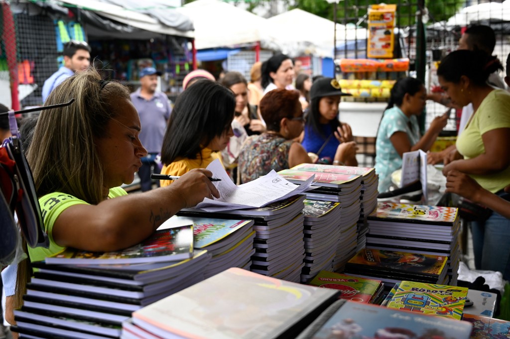 Conseguir libros escolares en Venezuela, una tarea difícil para los padres