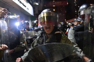 Policía de Hong Kong disparó gases lacrimógenos y balas de goma contra manifestantes (Fotos)