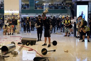 Policía de Hong Kong irrumpe en un centro comercial tras violentas protestas