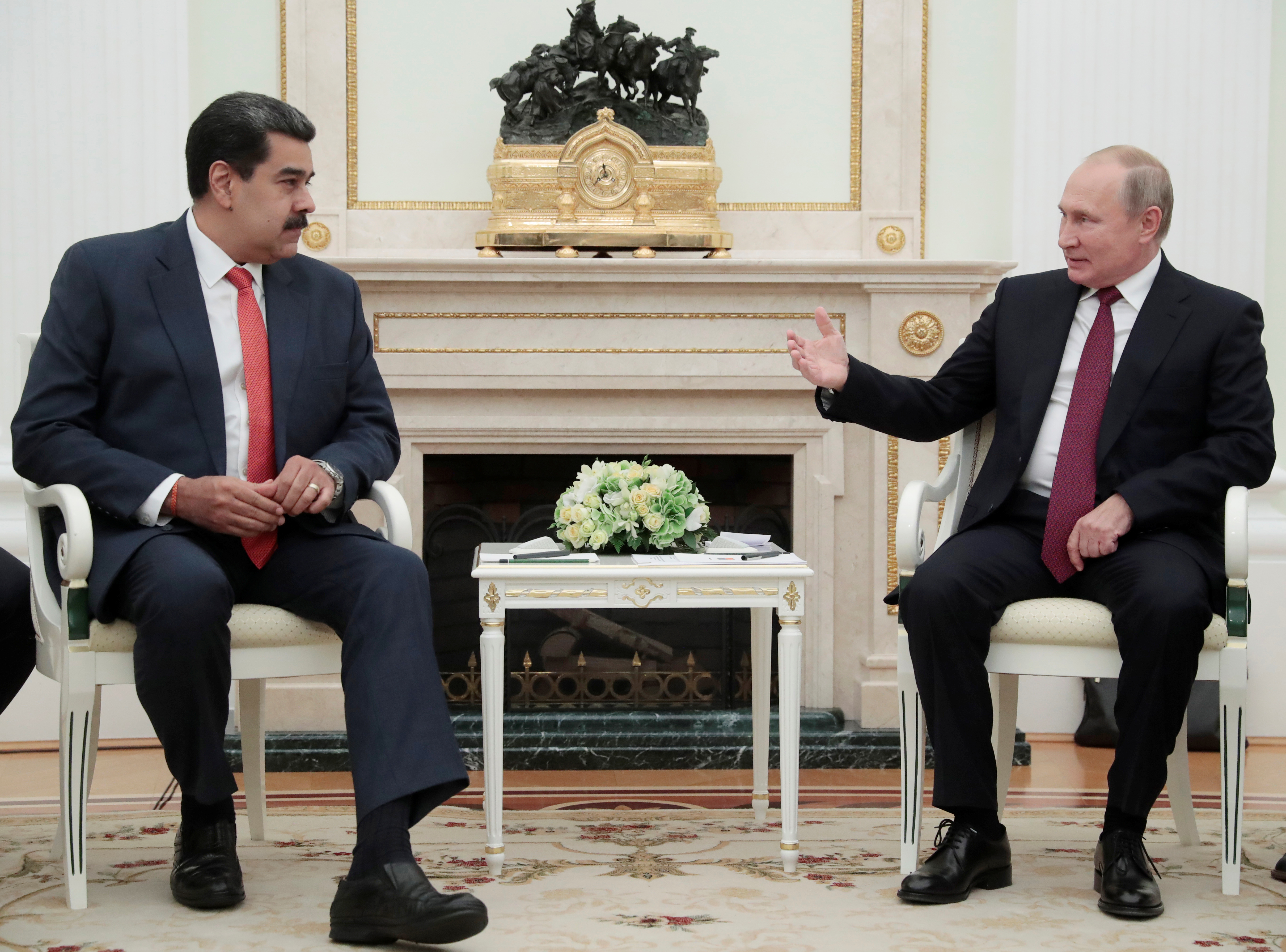Maduro no llegó a Rusia con las manos vacías… Putin recibió una réplica del sable del Libertador (VIDEO)