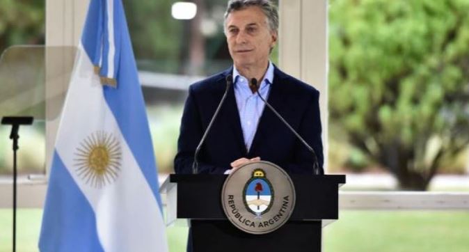 Acciones argentinas se hunden y dólar permanece estable con control cambiario
