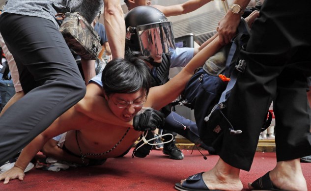 Amnistía Internacional acusó a la policía de Hong Kong de torturas contra detenidos en protestas