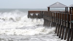 Dorian se debilita a huracán categoría 1 frente a la costa de EEUU