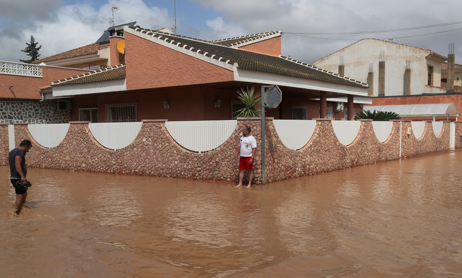 Al menos cuatro muertos y daños catastróficos por graves inundaciones en España (Fotos)