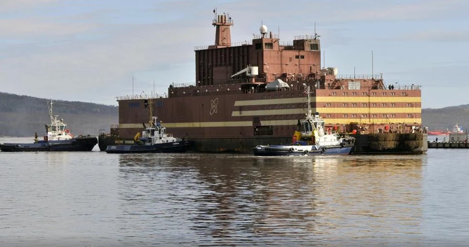 La primera central nuclear flotante, desarrollada por Rusia, llega a su puerto