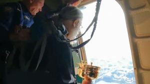 Sacerdotes arrojaron agua bendita desde un avión para curar la fornicación (VIDEO)