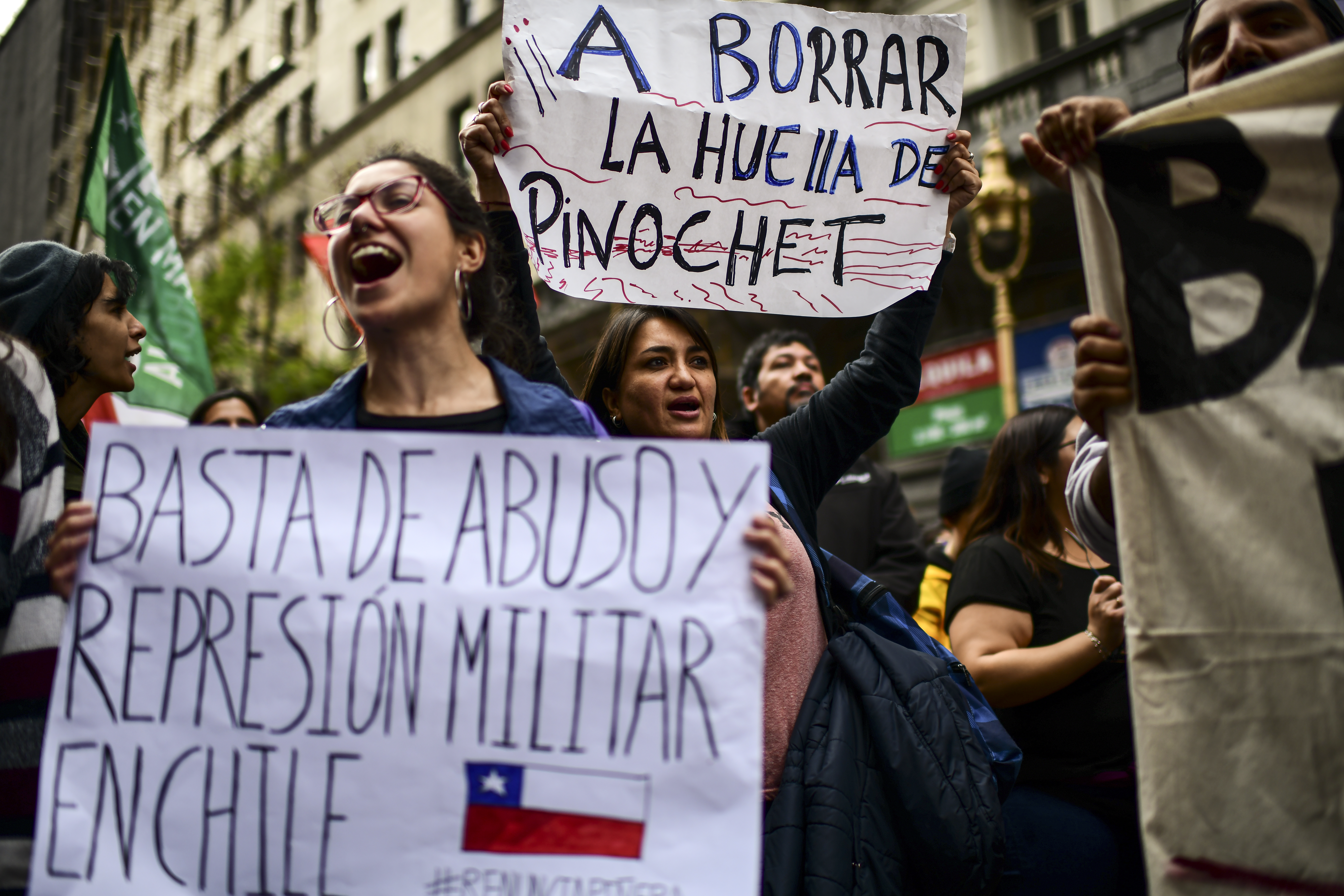 Disturbios en protesta ante consulado chileno en Argentina dejaron nueve detenidos (VIDEOS)