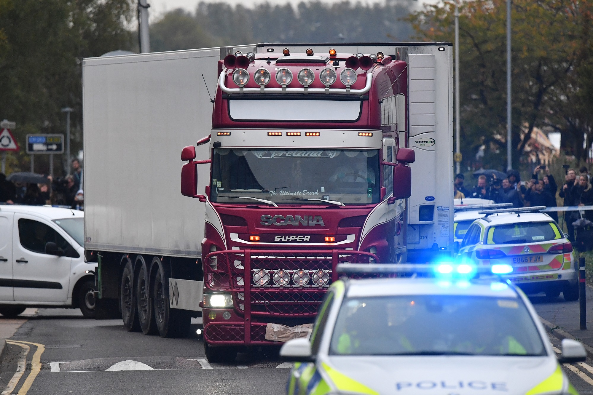 Camionero británico admite cargos tras la muerte de 39 migrantes vietnamitas