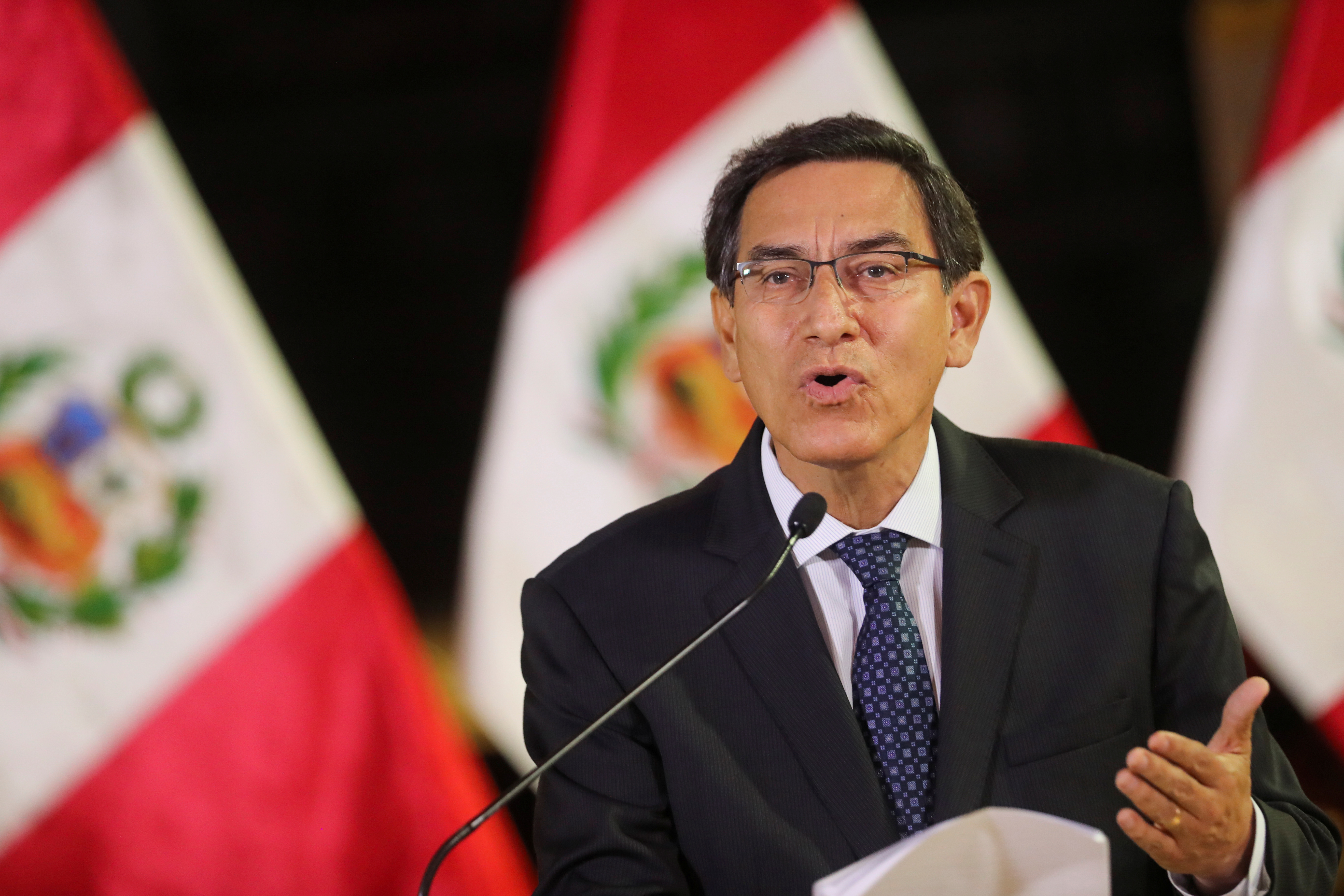 Controversia por video que muestra al presidente de Perú junto a terroristas