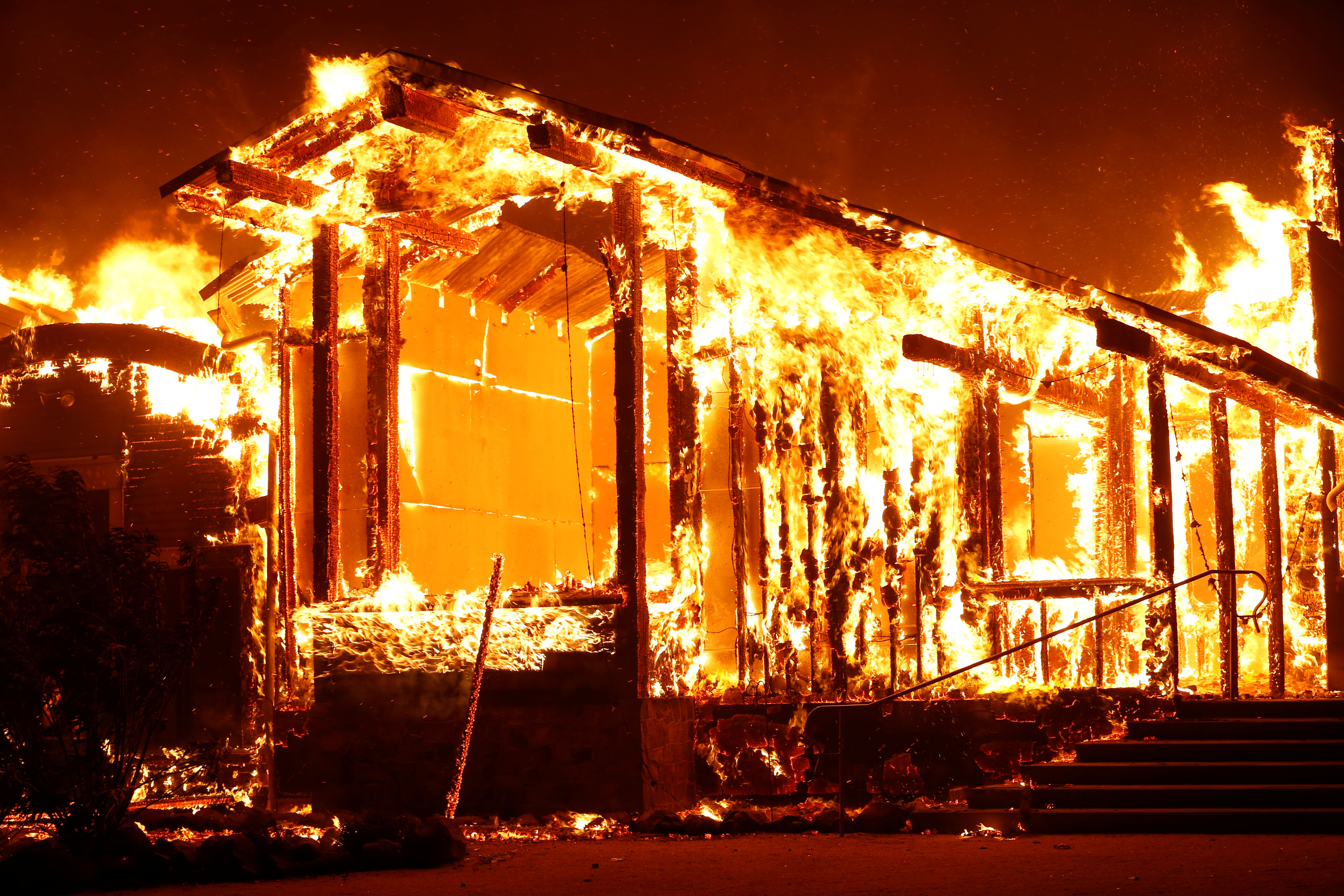 Las impactantes FOTOS que muestran el feroz incendio que consume a parte de California