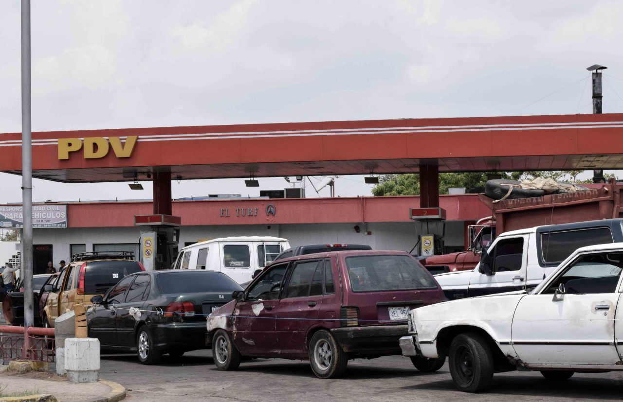 Maduro prometió duplicar la producción de combustible para “acabar” con las colas