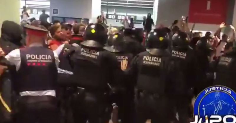Policía de cataluña se enfrenta a separatistas que planeaban “tomar” el aeropuerto de El Prat de Barcelona