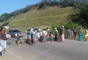 Vecinos cierran la autopista Ocumare-Charallave por falta de gas #14Oct (Fotos)