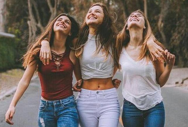 ¡Atentas, chicas! Reunirte con tus amigas mínimo dos veces a la semana te hará verte más joven