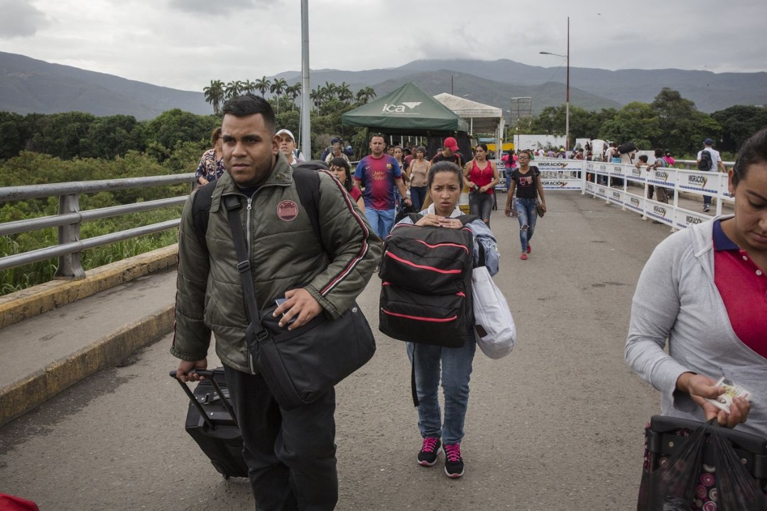 “Huye tan rápido como puedas”: Una joven pareja se une al éxodo de Venezuela