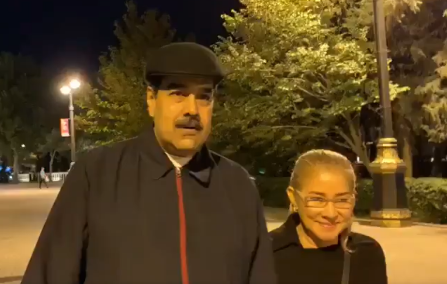 Maduro aprovechó que en Bakú nadie lo conoce para dar un paseíto con Cilita (Video)