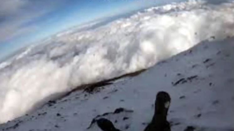 Transmitió en vivo su mortal caída en el Monte Fuji y luego desapareció en la nieve (VIDEO)