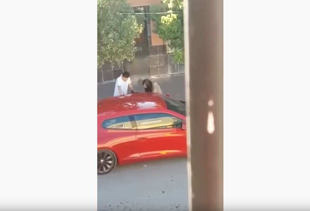 ¡Se cuaimatizó! Encontró a su novio “jugueteando” con otra mujer en el carro (VIDEO)