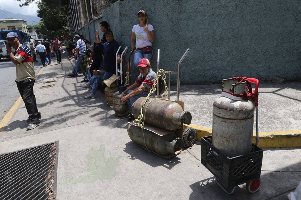 En Caracas esperan más de seis horas por el suministro de gas