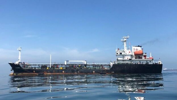 Seis barcos venezolanos transportan tres millones de barriles de petróleo a Cuba