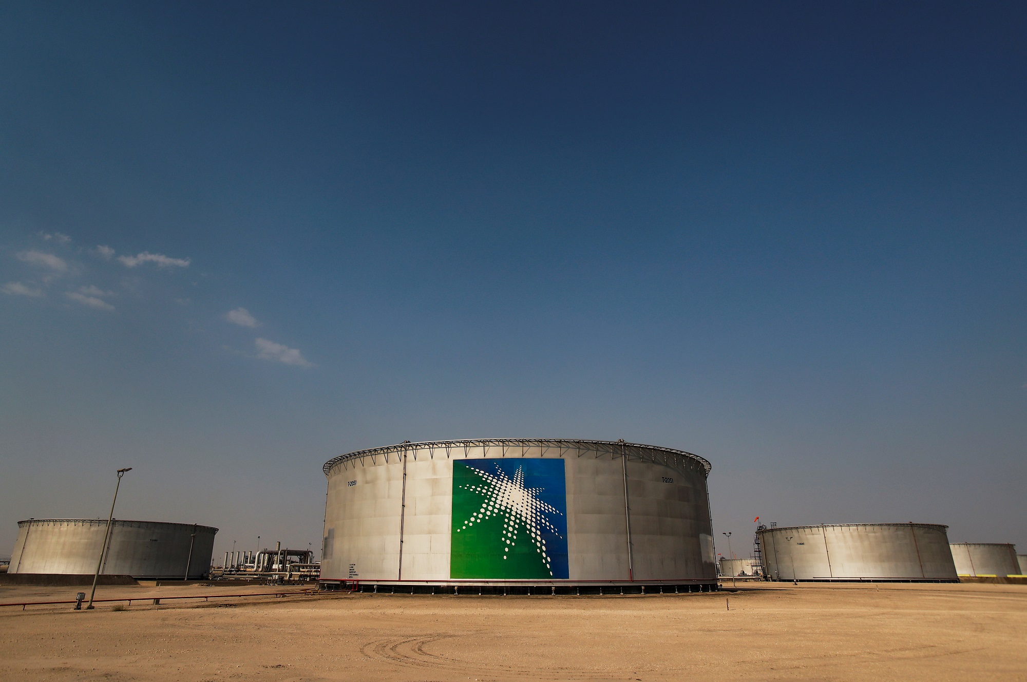 Petrolera saudita Aramco aumentará su producción en abril a 12,3 millones de barriles al día