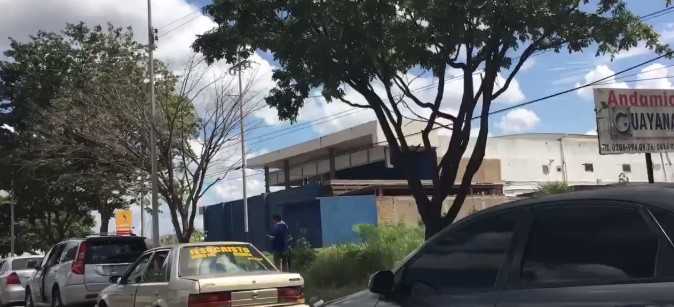 Así están las KILOMÉTRICAS colas para surtir gasolina en Ciudad Guayana #20Nov (Video)