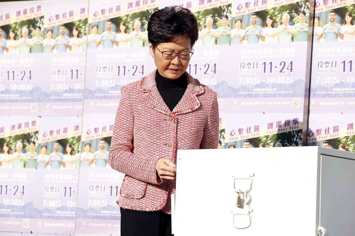 Jefa del Gobierno de Hong Kong admite que el resultado electoral muestra descontento