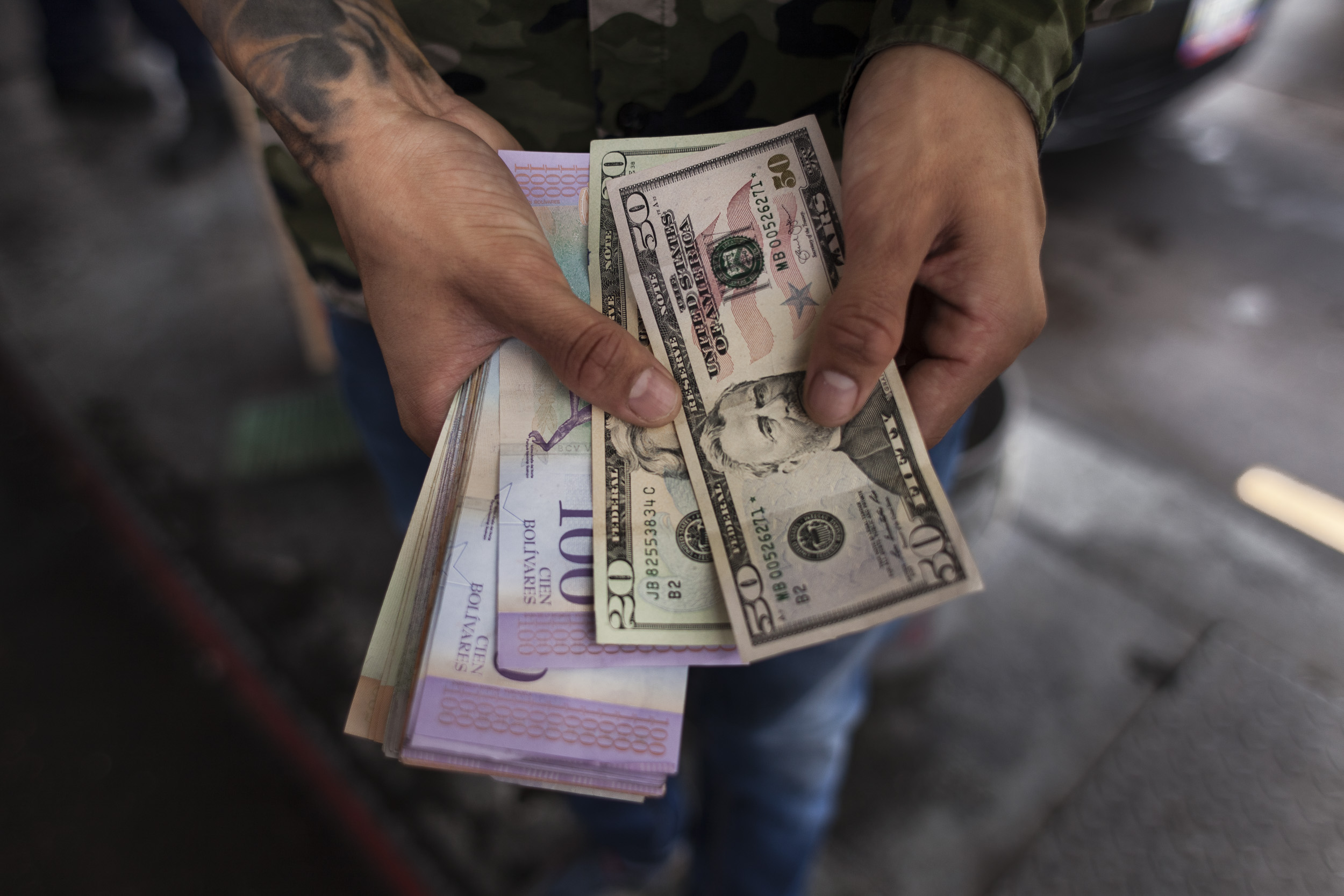 Dólar en Venezuela: La historia de cómo se pulverizó el bolívar